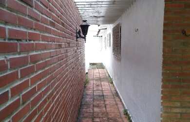 Imagem: A casa possui 3 Dormitórios, 3 Banheiros e 5 Vagas na garagem