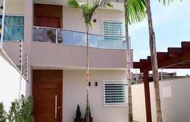 Imagem: A casa possui 4 Dormitórios, 2 Banheiros, 2 Vagas na garagem