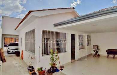 Imagem: A casa possui 4 Dormitórios, 3 Banheiros, 2 Vagas na garagem