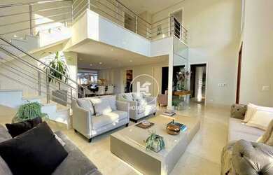 Imagem: A casa em condomínio possui 4 Dormitórios, 5 Banheiros, 800m²