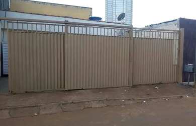 Imagem: A casa possui 2 Dormitórios, 1 Banheiro, 2 Vagas na garagem