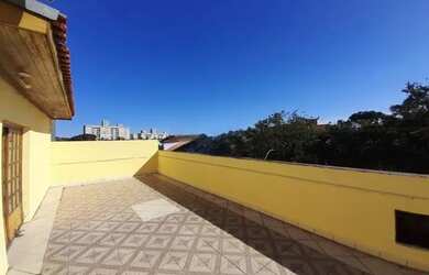 Imagem: A casa possui 5 Dormitórios, 3 Banheiros, 4 Vagas na garagem