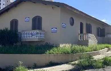 Imagem: A casa possui 3 Dormitórios, 3 Banheiros, 2 Vagas na garagem