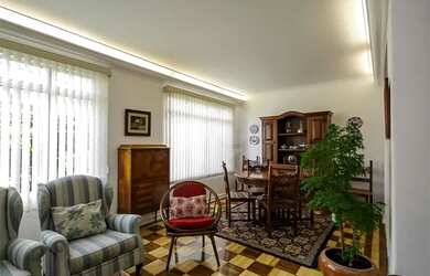 Imagem: A casa possui 3 Dormitórios, 4 Banheiros, 2 Vagas na garagem