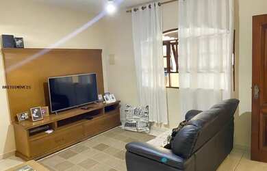 Imagem: A casa possui 3 Dormitórios, 3 Banheiros, 2 Vagas na garagem