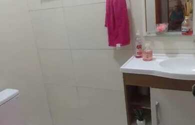 Imagem: A casa possui 2 Dormitórios, 2 Banheiros e 1 Vaga na garagem