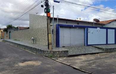 Imagem: A casa possui 4 Dormitórios, 2 Banheiros, 3 Vagas na garagem