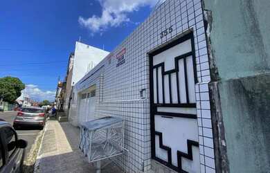 Imagem: A casa possui 3 Dormitórios, 2 Banheiros, 1 Vaga na garagem