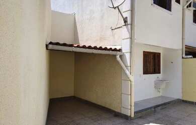 Imagem: A casa possui 2 Dormitórios, 2 Banheiros, 1 Vaga na garagem