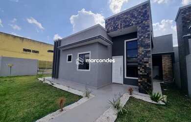 Imagem: A casa possui 3 Dormitórios, 2 Banheiros, 2 Vagas na garagem