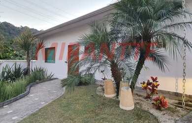 Imagem: A casa possui 4 Dormitórios, 5 Banheiros, 4 Vagas na garagem