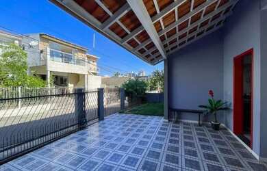 Imagem: A casa possui 3 Dormitórios, 2 Banheiros, 1 Vaga na garagem