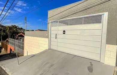 Imagem: A casa possui 3 Dormitórios, 2 Banheiros, 2 Vagas na garagem