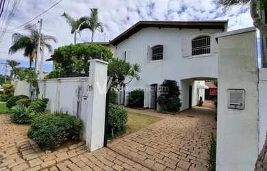 Imagem: A casa em condomínio possui 4 Dormitórios, 4 Banheiros, 3