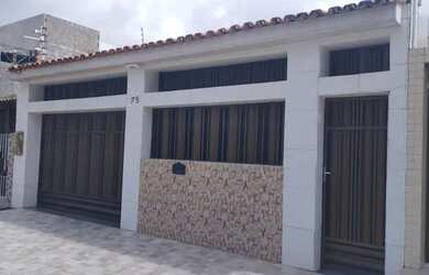 Imagem: A casa possui 4 Dormitórios, 5 Banheiros, 2 Vagas na garagem