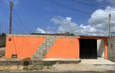 Imagem: A casa possui 3 Dormitórios, 2 Banheiros, 2 Vagas na garagem