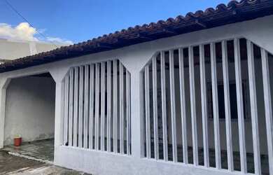 Imagem: A casa possui 3 Dormitórios, 1 Banheiro e está localizado