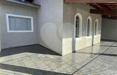 Imagem: A casa possui 2 Dormitórios, 1 Banheiro, 2 Vagas na garagem