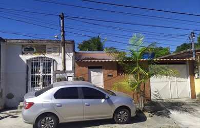 Imagem: A casa possui 2 Dormitórios, 1 Banheiro, 2 Vagas na garagem