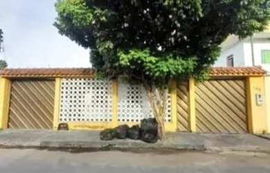 Imagem: A casa possui 3 Dormitórios, 2 Banheiros, 3 Vagas na garagem