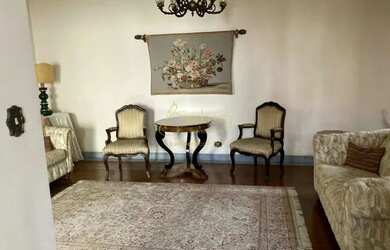 Imagem: A casa possui 4 Dormitórios, 3 Banheiros, 3 Vagas na garagem