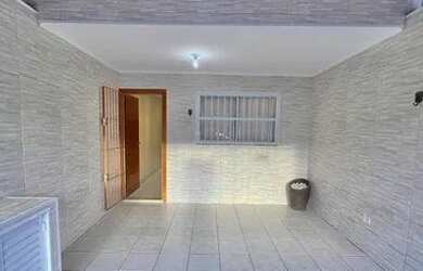 Imagem: A casa possui 2 Dormitórios, 1 Banheiro, 1 Vaga na garagem