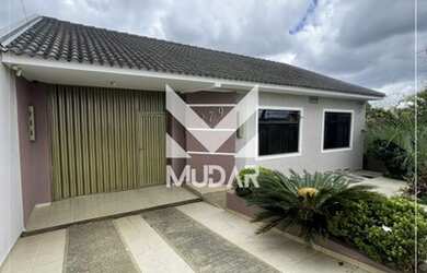 Imagem: A casa possui 4 Dormitórios, 4 Banheiros, 5 Vagas na garagem