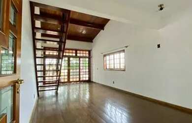 Imagem: A casa possui 5 Dormitórios, 5 Banheiros, 4 Vagas na garagem