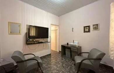 Imagem: A casa possui 2 Dormitórios, 2 Banheiros, 2 Vagas na garagem