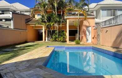 Imagem: A casa em condomínio possui 4 Dormitórios, 5 Banheiros, 4