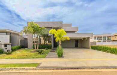 Imagem: A casa possui 4 Dormitórios, 5 Banheiros, 3 Vagas na garagem