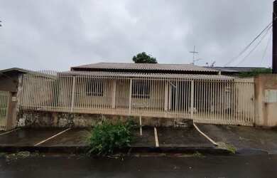 Imagem: A casa possui 3 Dormitórios, 2 Banheiros, 1 Vaga na garagem