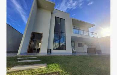 Imagem: A casa possui 4 Dormitórios, 2 Banheiros, 2 Vagas na garagem