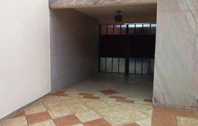 Imagem: A casa possui 5 Dormitórios, 3 Banheiros, 3 Vagas na garagem