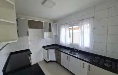 Imagem: A casa em condomínio possui 3 Dormitórios, 1 Banheiro, 1 Vaga