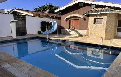 Imagem: A casa possui 2 Dormitórios, 3 Banheiros, 2 Vagas na garagem