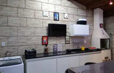 Imagem: A casa possui 2 Dormitórios, 1 Banheiro, 2 Vagas na garagem