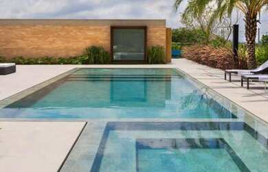 Imagem: A casa em condomínio possui 5 Dormitórios, 5 Banheiros, 700m²