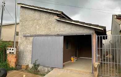 Imagem: A casa possui 3 Dormitórios, 1 Banheiro, 1 Vaga na garagem