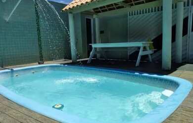 Imagem: A casa possui 3 Dormitórios, 1 Banheiro, 2 Vagas na garagem