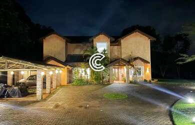 Imagem: A casa em condomínio para alugar possui 4 Dormitórios, 5 Banheiros