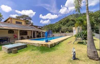 Imagem: A casa em condomínio possui 5 Dormitórios, 5 Banheiros, 3