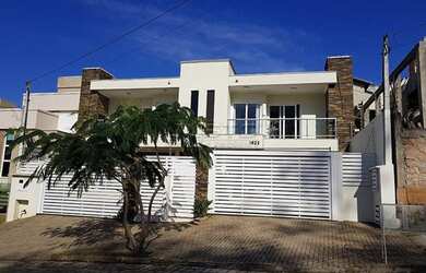 Imagem: A casa possui 3 Dormitórios, 2 Banheiros, 2 Vagas na garagem