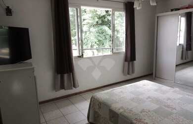 Imagem 9: Casa com 4 dormitórios no centro de Garopaba SC