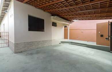 Imagem: A casa possui 3 Dormitórios, 2 Banheiros, 2 Vagas na garagem