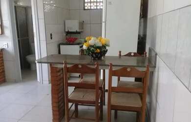 Imagem: A casa possui 2 Dormitórios, Acomodam 6 pessoas, 2 Vagas na