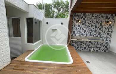 Imagem: A casa possui 4 Dormitórios, 3 Banheiros, 2 Vagas na garagem