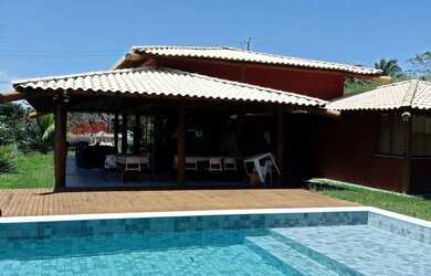 Imagem: A casa possui 4 Dormitórios, Acomodam 15 pessoas e está localizado