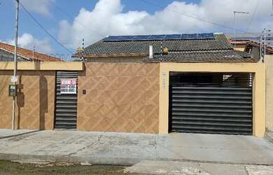 Imagem: A casa possui 3 Dormitórios, 2 Banheiros, 1 Vaga na garagem