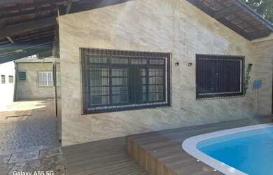 Imagem: A casa possui 2 Dormitórios, 2 Banheiros, 3 Vagas na garagem